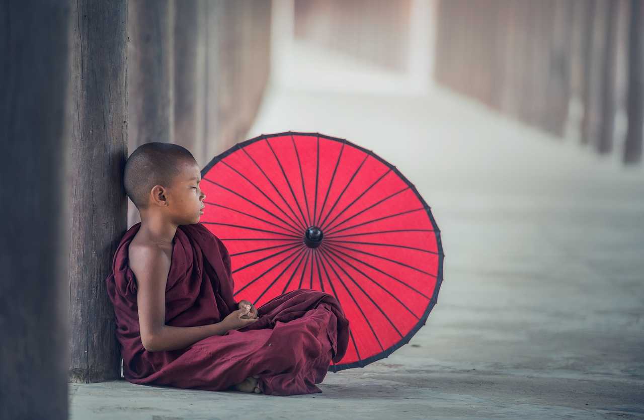 Un petit moine qui se repose
