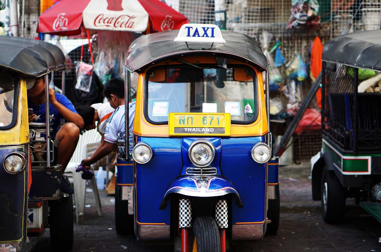 Un taxi tuk tuk dans les rues de Bangkok