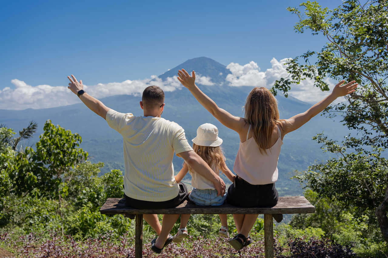 Une famille admire la vue sur le volcan volcan Agung à Bali en Indonésie