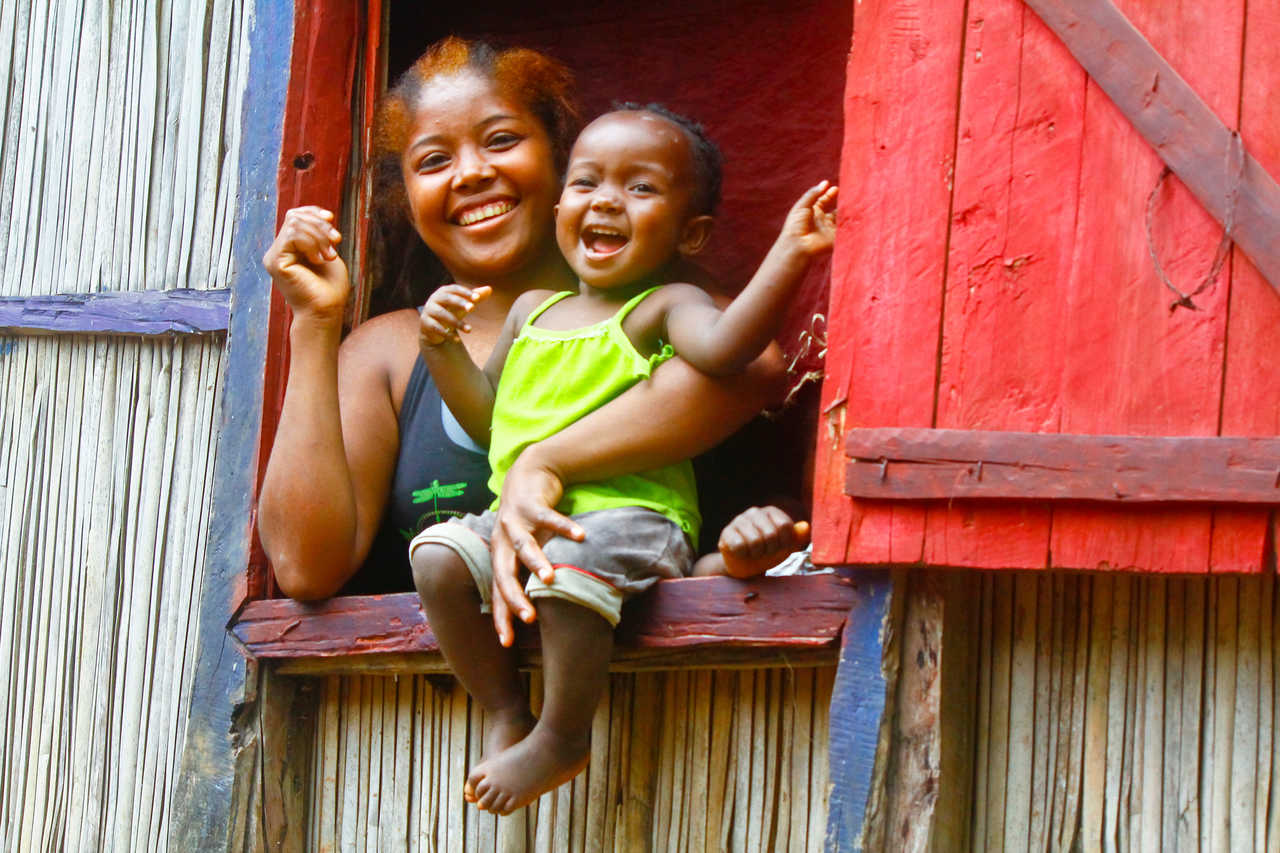 Une femme et son enfant à Madagascar