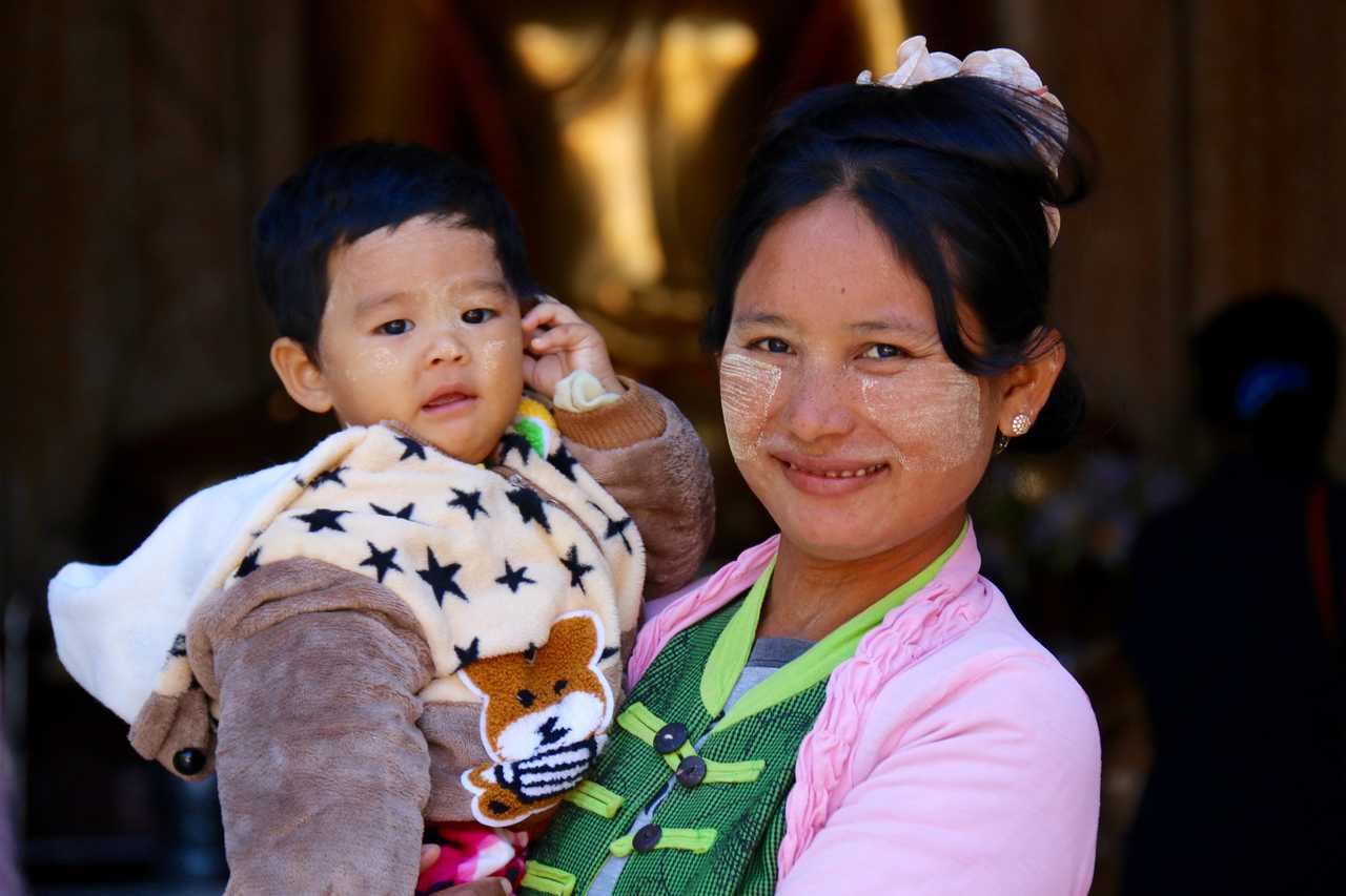 Une maman birmane avec son fils