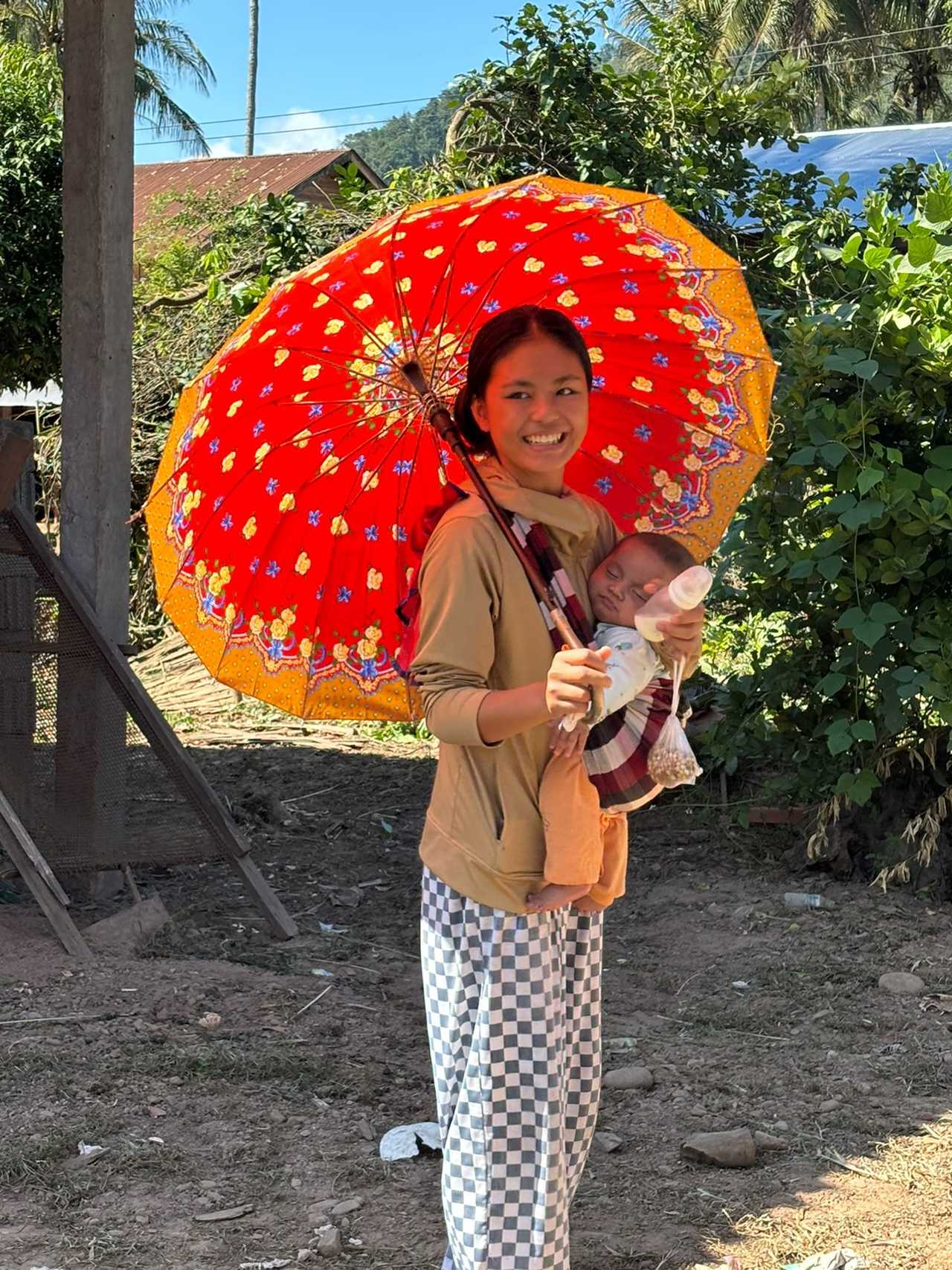 Une mère et son enfant au Laos