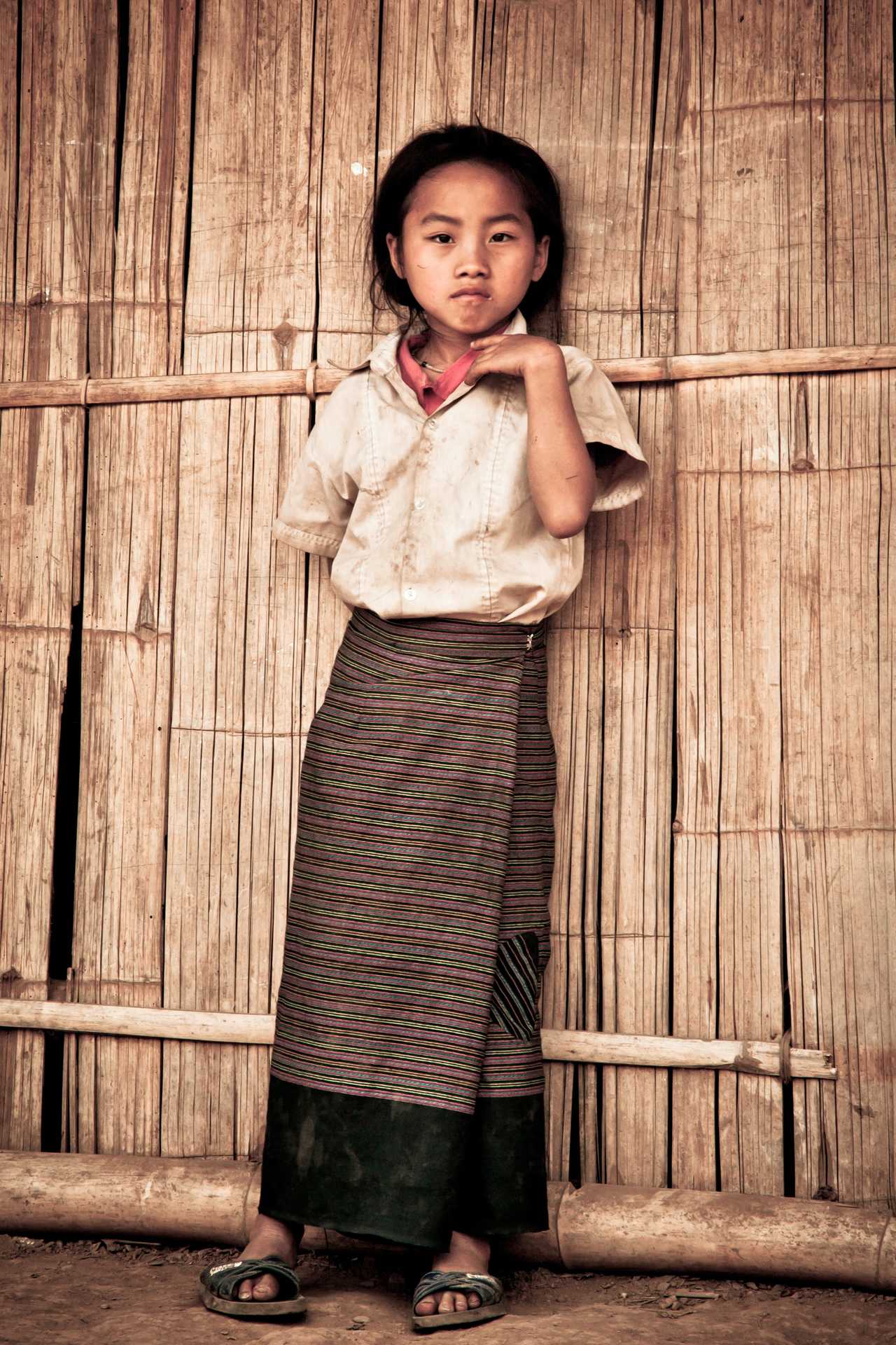 Une petite fille dans un village de montagnes du nord Laos
