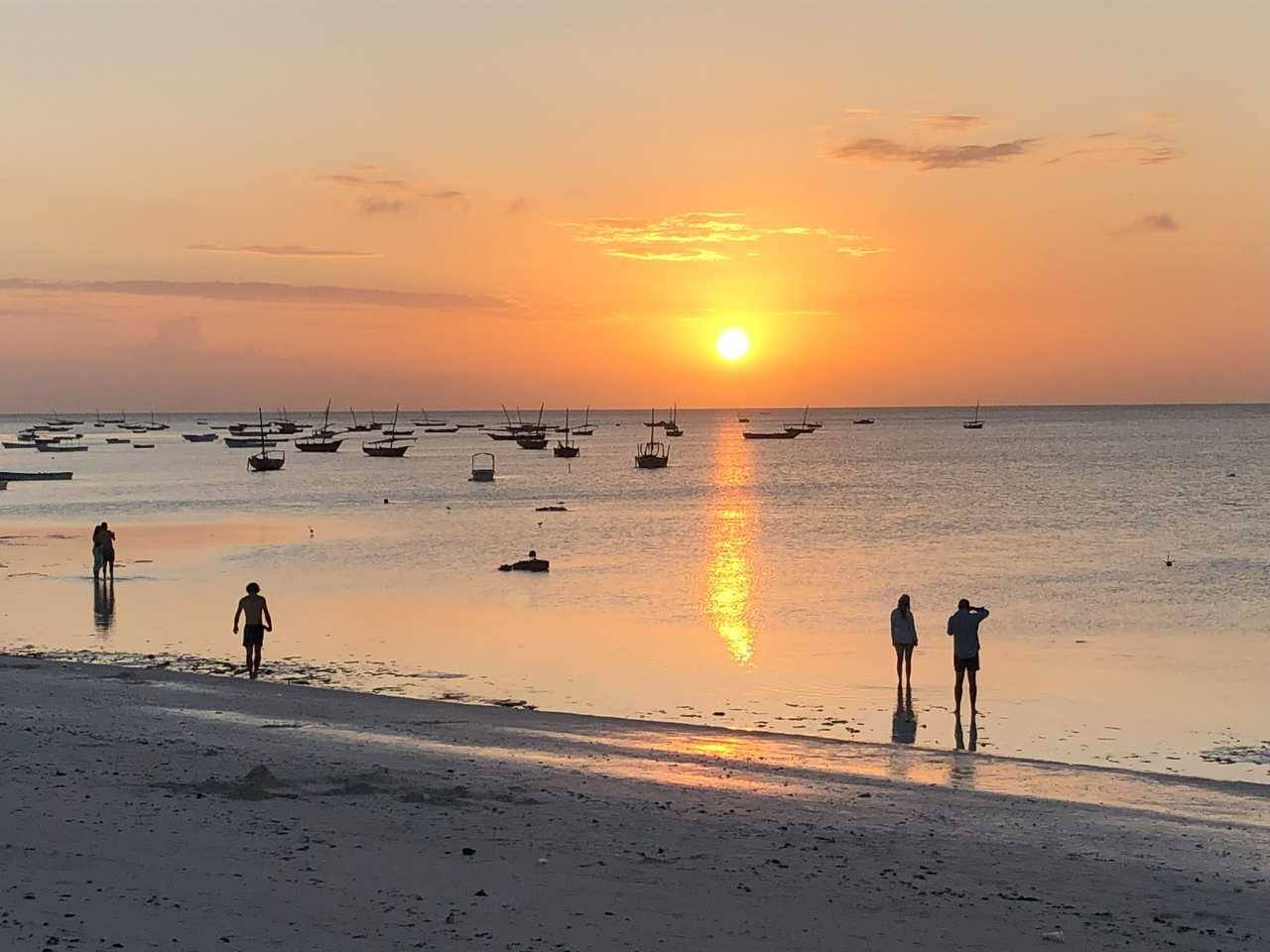 Une plage de Zanzibar au coucher du soleil, Zanzibar