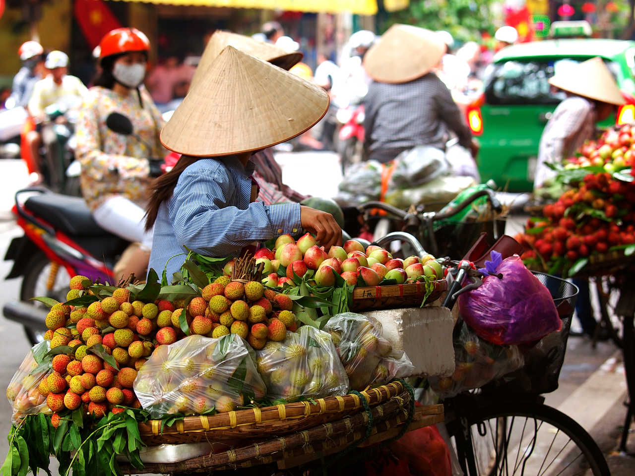 Une vendeuse de fruits au Vietnam