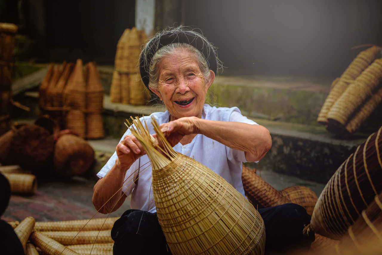 Une Vietnamien fabriquant des équipements pour la pêche