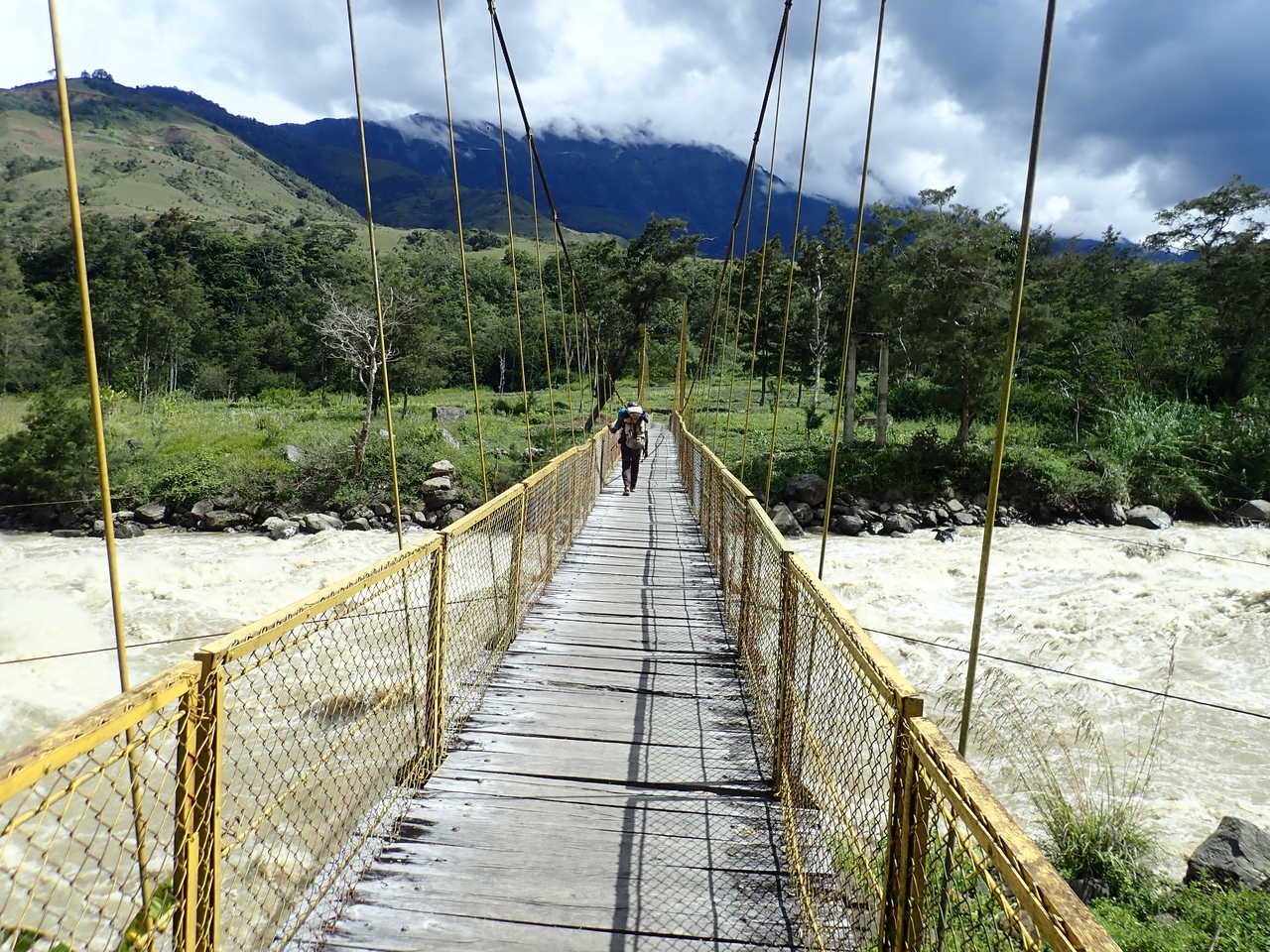 Randonneur sur un pont, Vallée de Baliem, Papouasie, Indonésie