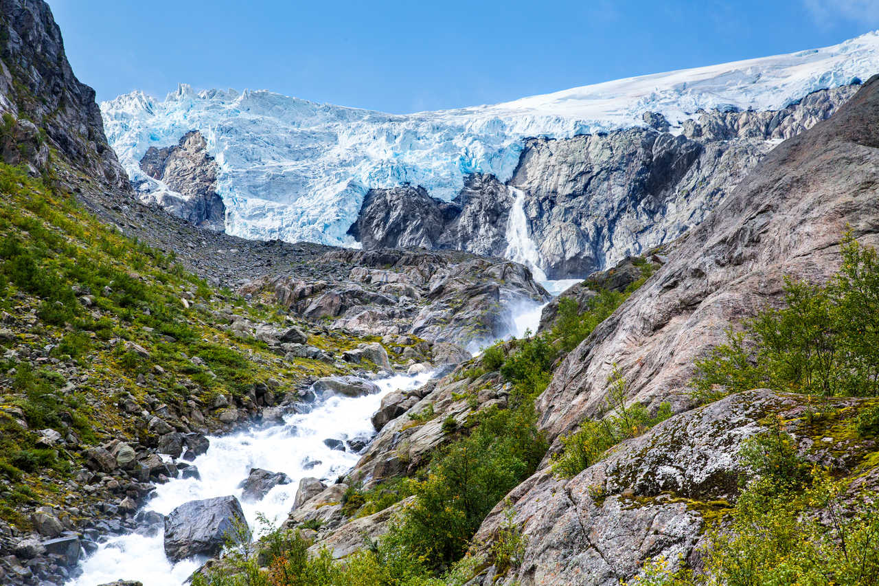 Vallée glaciaire et ses cascades vers le glacier de Folgefonna en Norvège