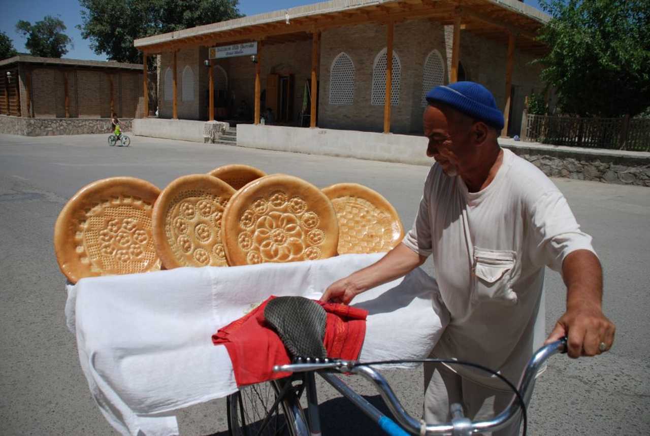 Vendeur vélo scène de vie en Ouzbékistan