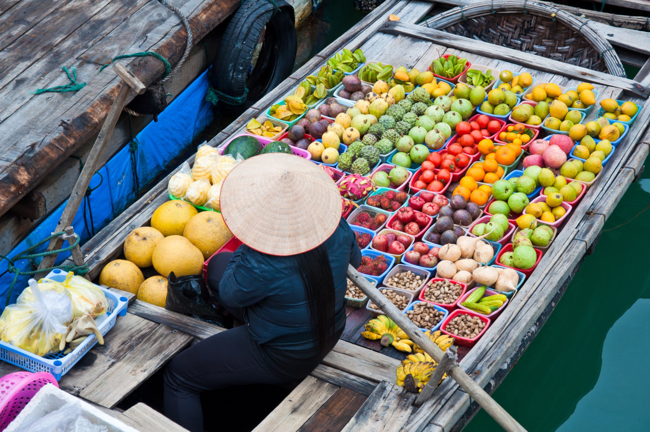 Vente de fruits sur un bateau flottant au Vietnam