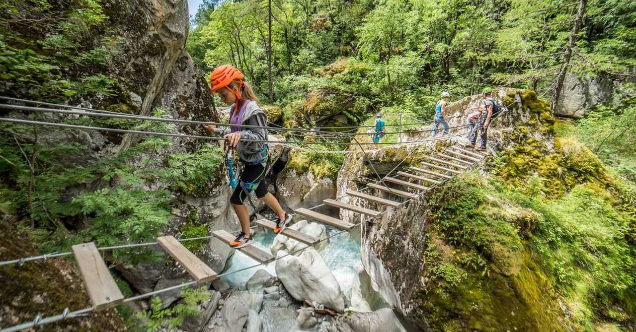 Via ferrata en famille, Parc National des Écrins, Alpes du sud