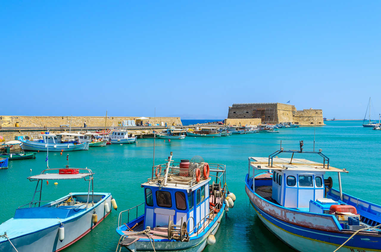 Bateaux dans le vieux port Héraklion en Crète