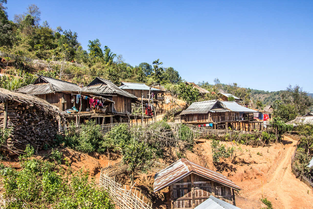 Village avec des maisons typiques akha en Thailande