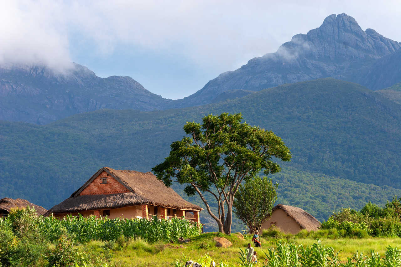 Village dans le parc national d'Andringrita au Madagascar