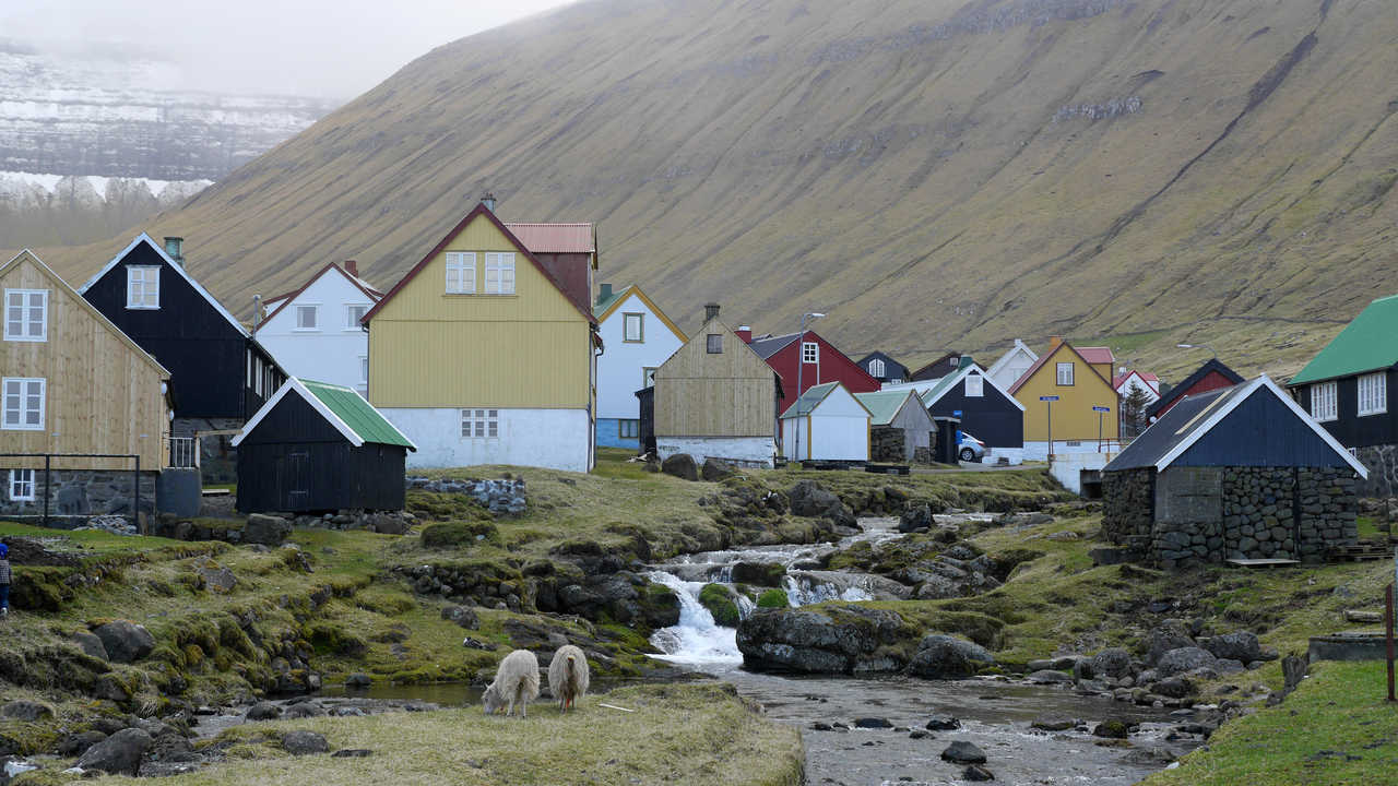 Village de Eidi aux îles Féroé sur l'île Eysturoy