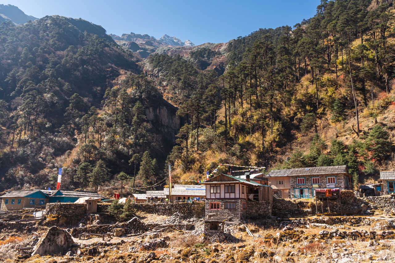 Village de Kothe dans le paysage du Mera Peak