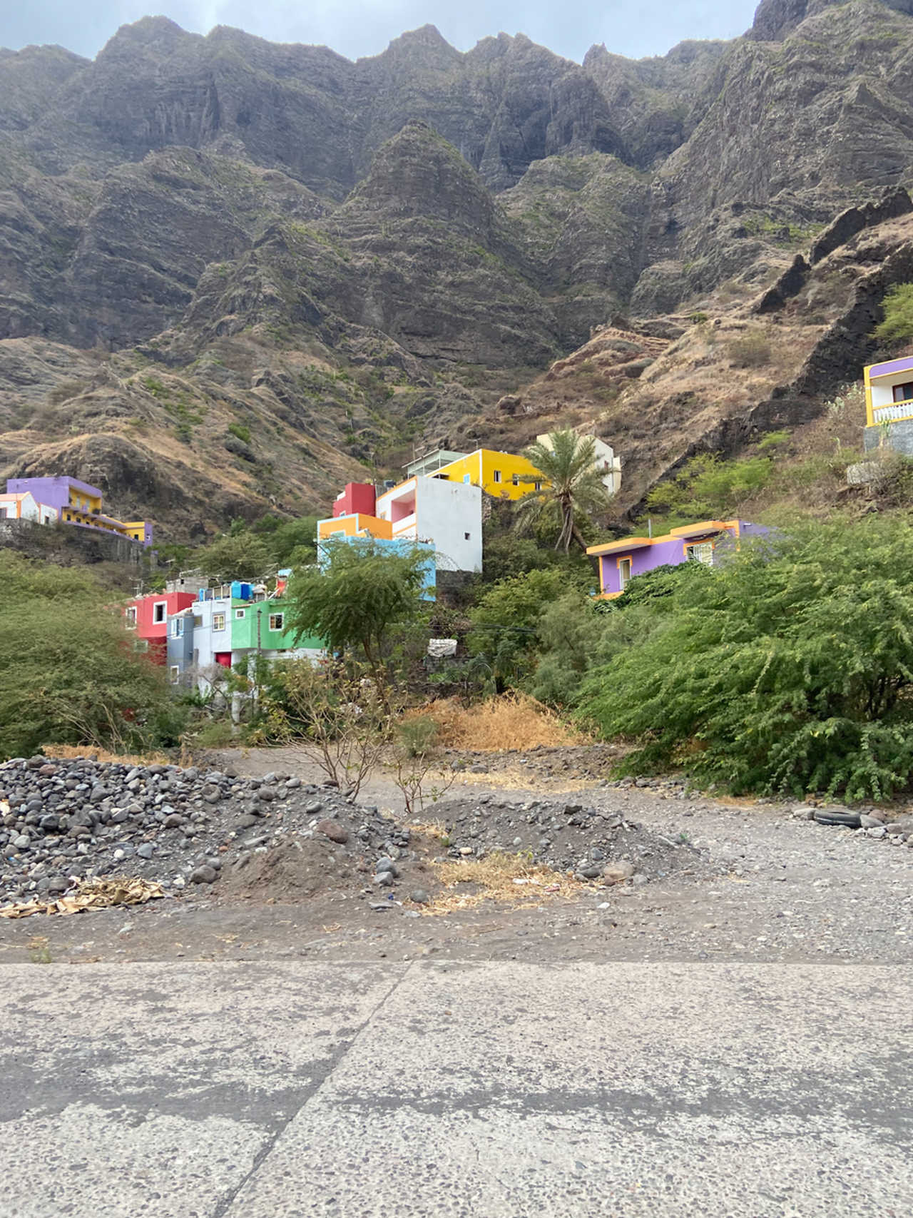 village de maisons colorées dans les falaises au Cap Vert