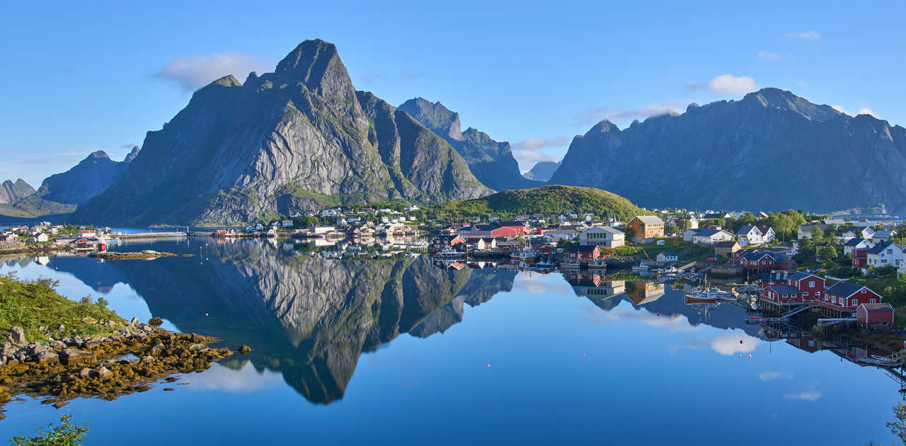 Village de Reine dans les iles lofoten en norvège