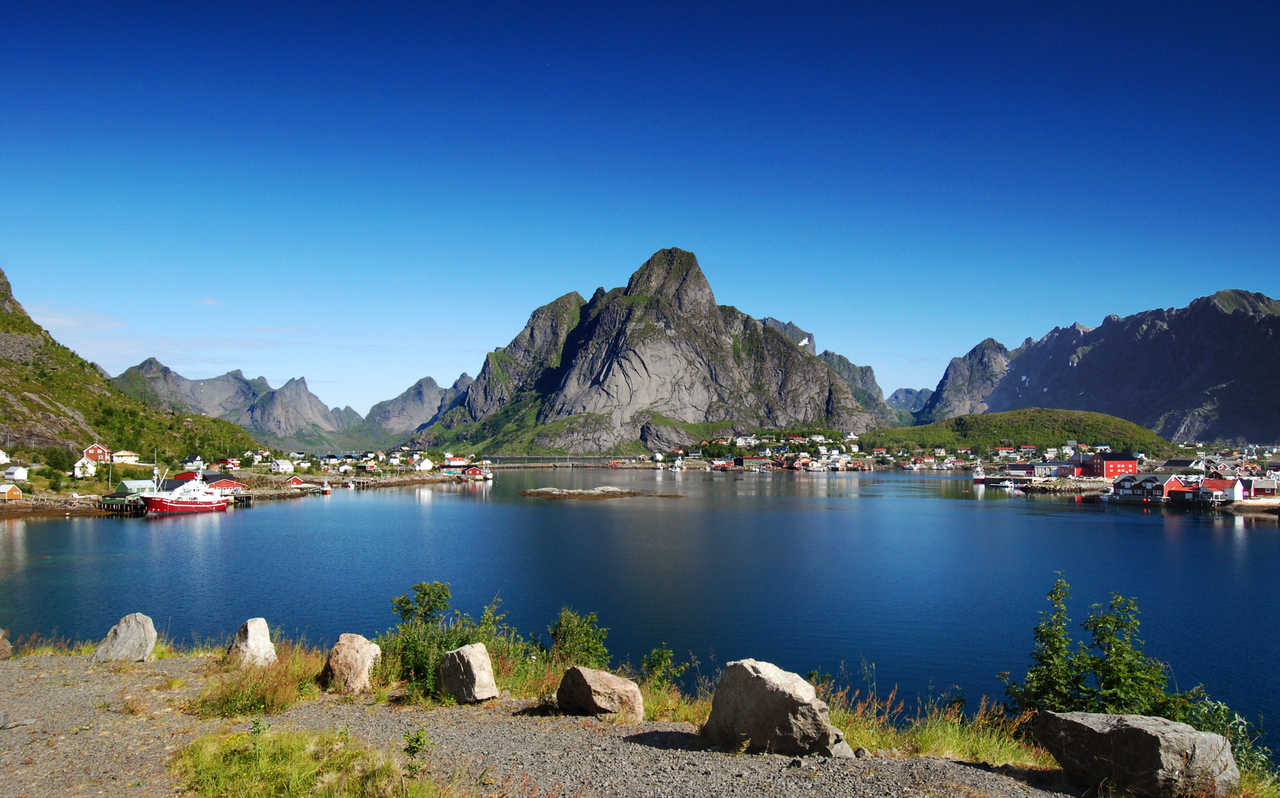 Village de Reine surplombé par le Reinebringen, Norvège