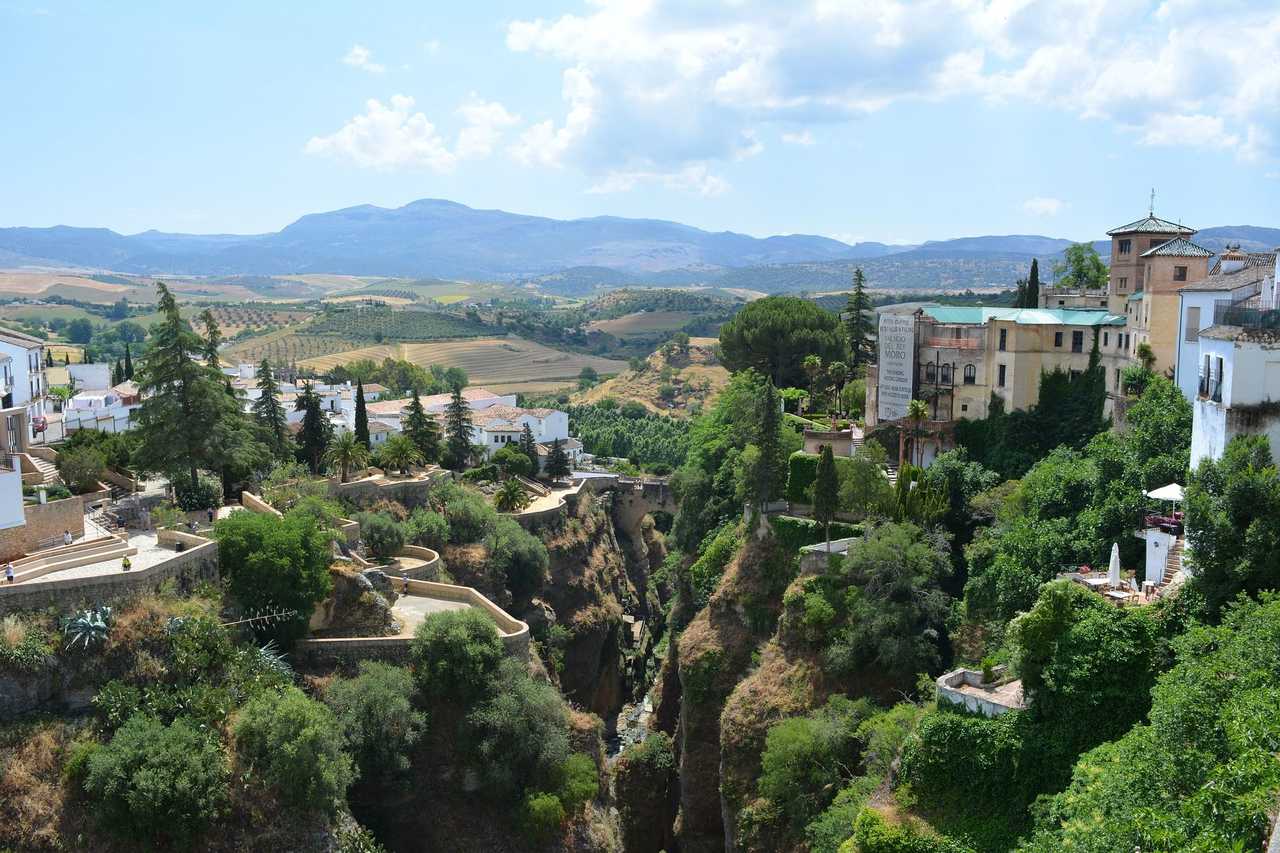 Village de Ronda proche des montagnes du Parc Naturel de la Sierra de Grazalema en Espagne