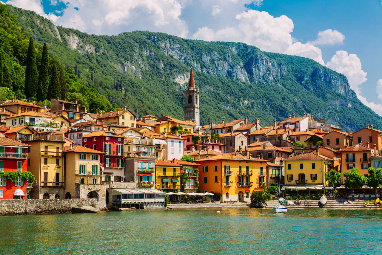 village de Varenna sur les bords du lac de Côme en Italie