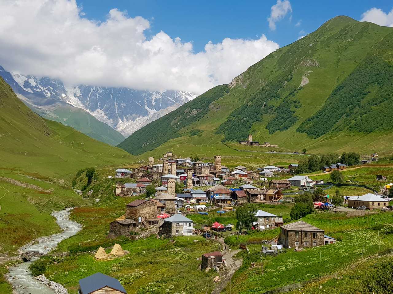 Village d'Oushguli dans la région de Svanetie en Georgie