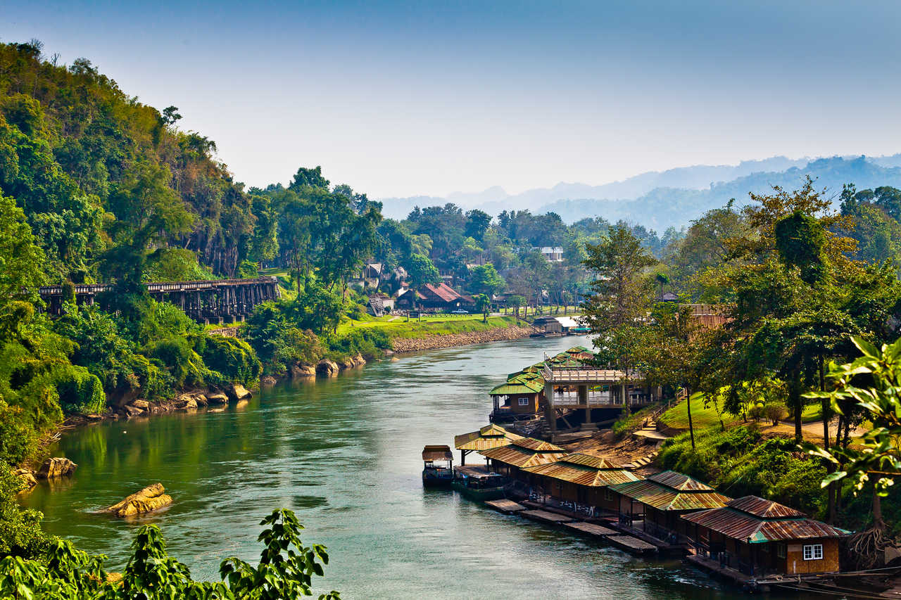 village en bord de rive en Thaïlande