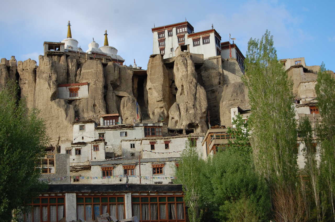 Village et monastère de Lamayuru cerné par les montagnes du Zanskar