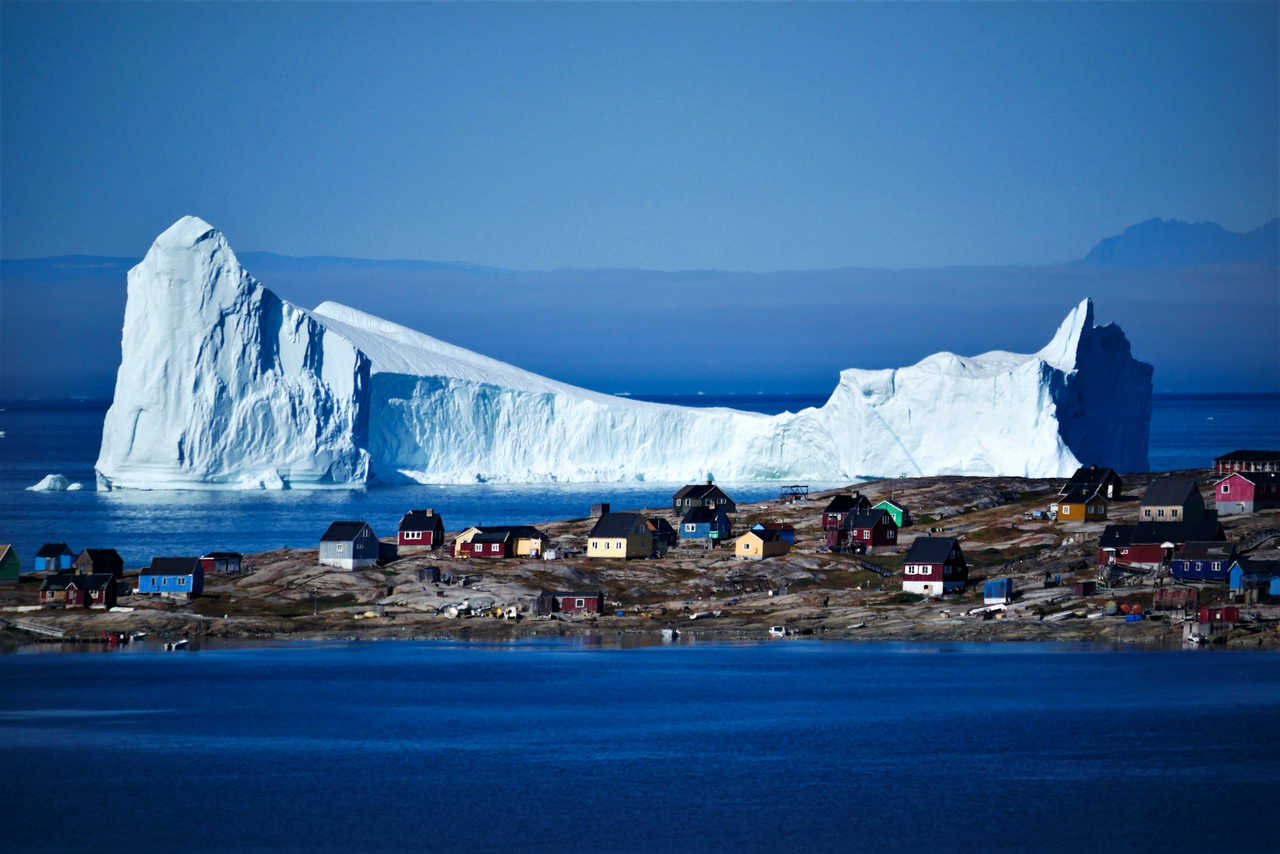 Village groenlandais sur la côte Ouest