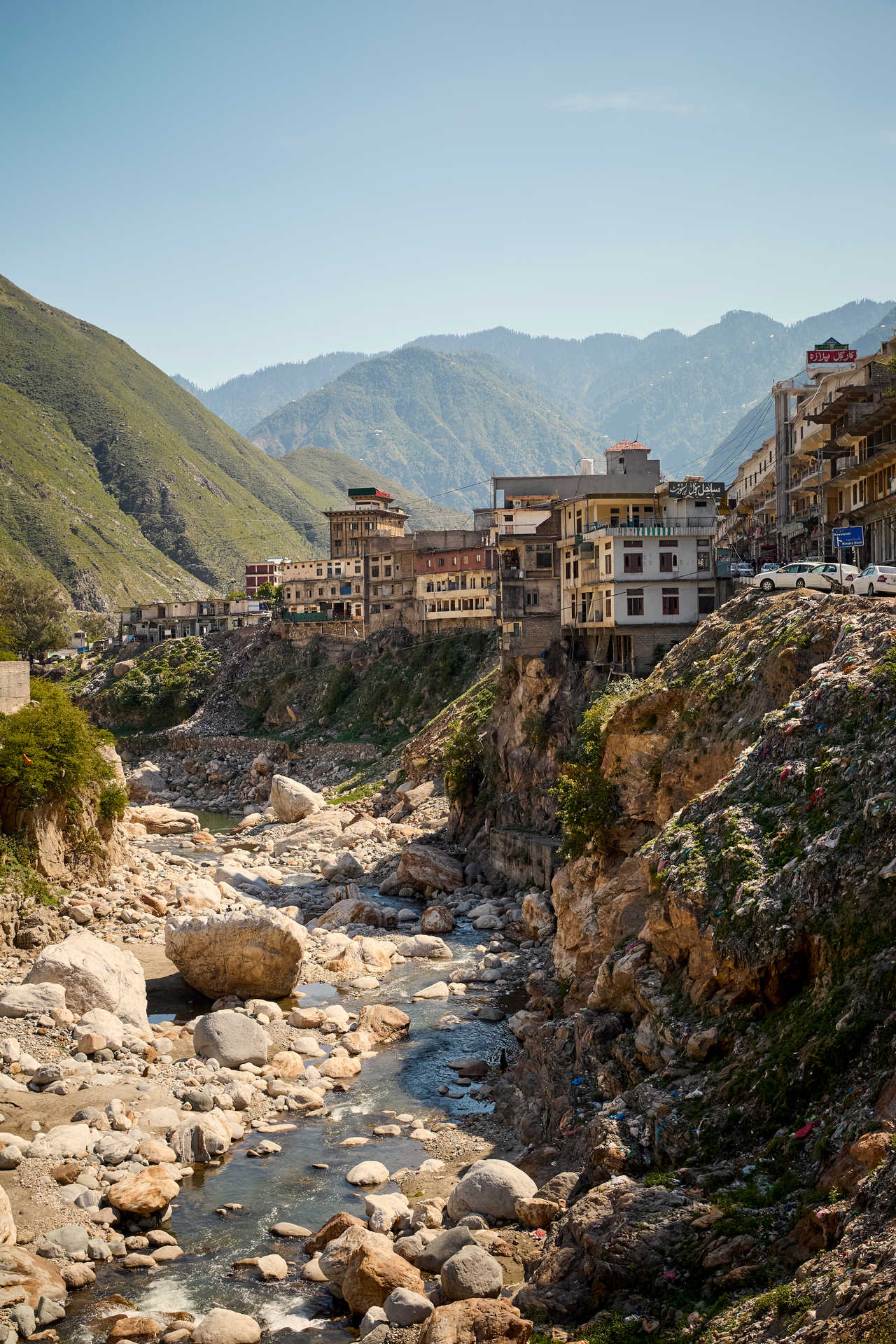 Village sur la route à proximité du Karakoram au Pakistan