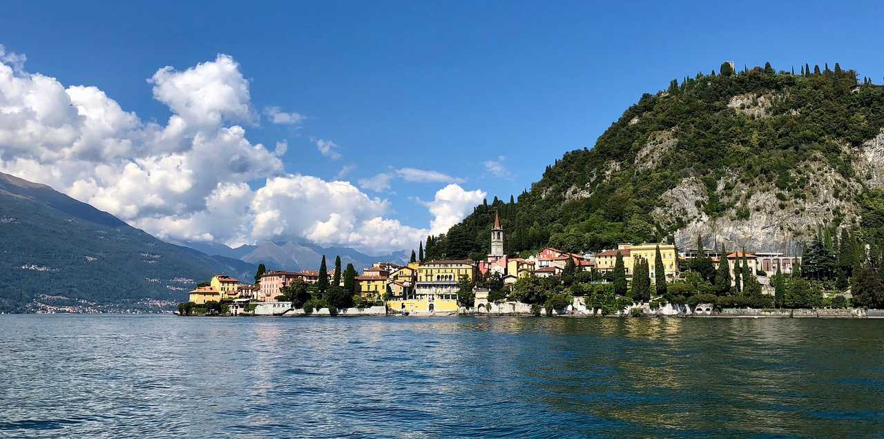 Village sur le lac de Côme