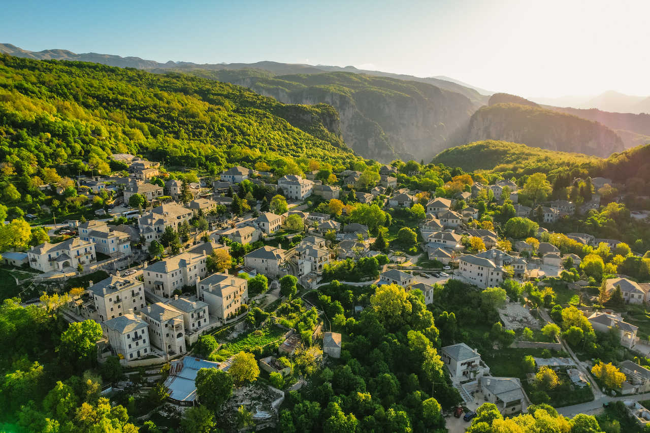 village-traditionnel-de-monodendri-en-grece