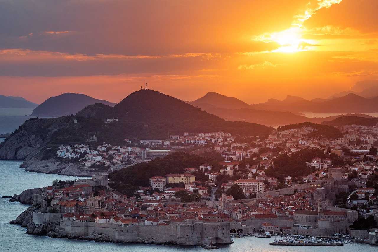 Ville de Dubrovnik au coucher de soleil