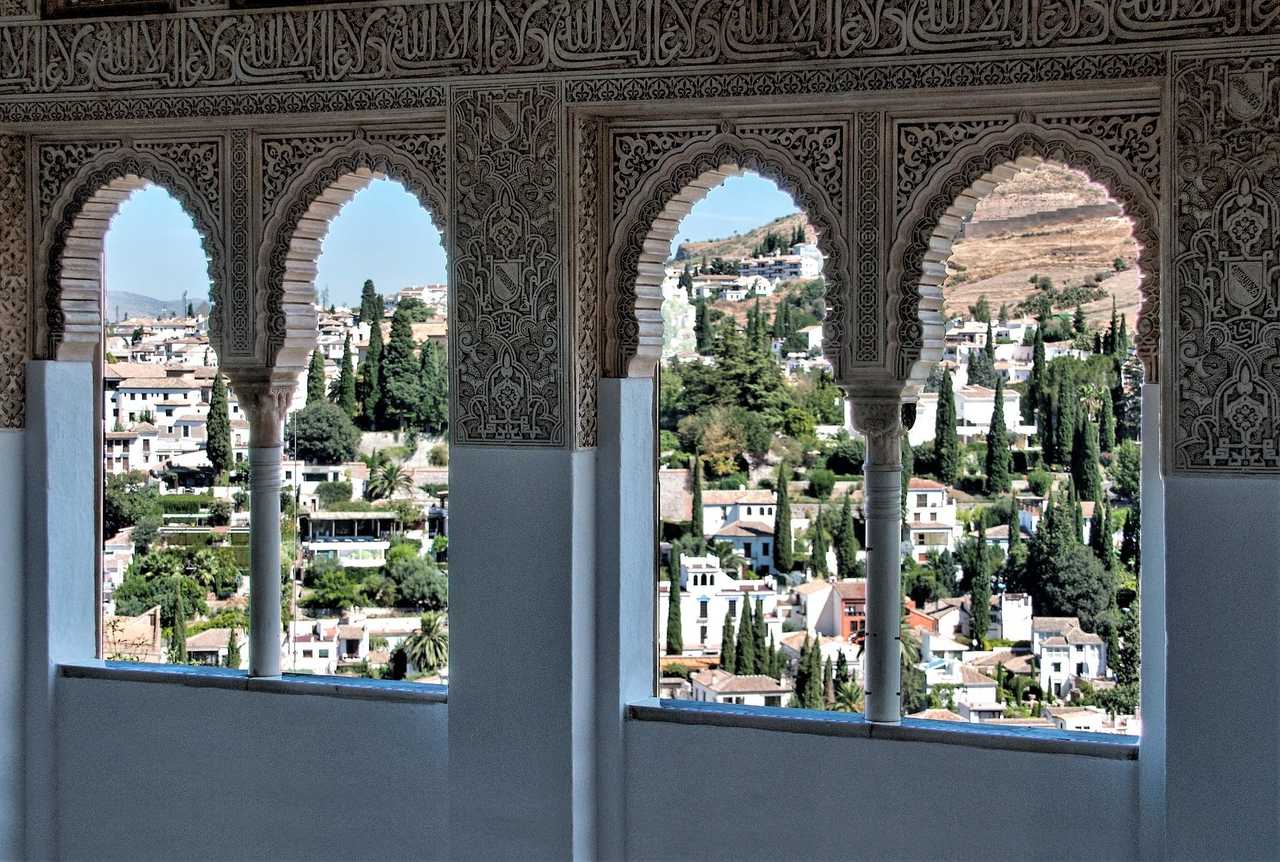 Ville de Grenade par les fenêtres maures de l'Alhambra en Espagne