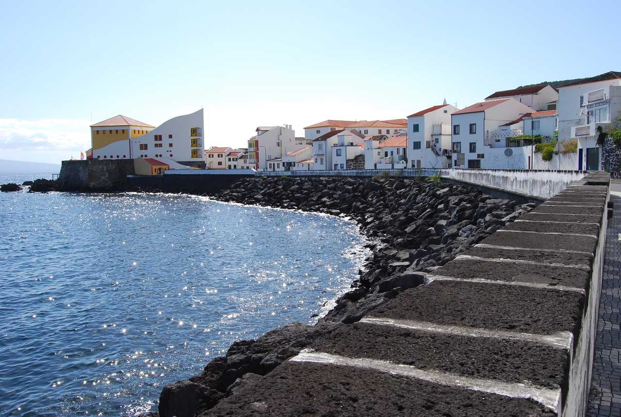 Front de mer de la ville de Horta sur l'île de Faial aux Açores