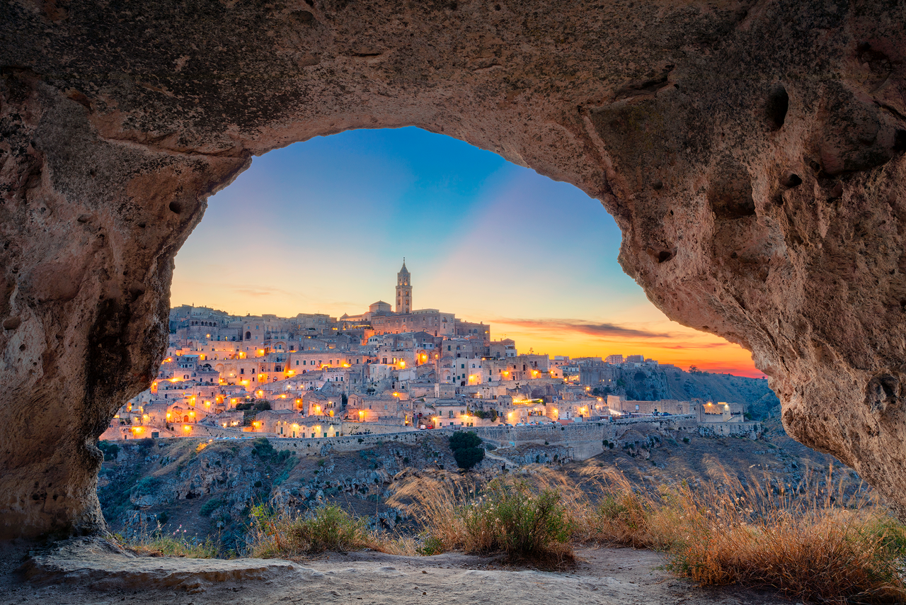 Ville de Matera en Italie vue depuis une grotte