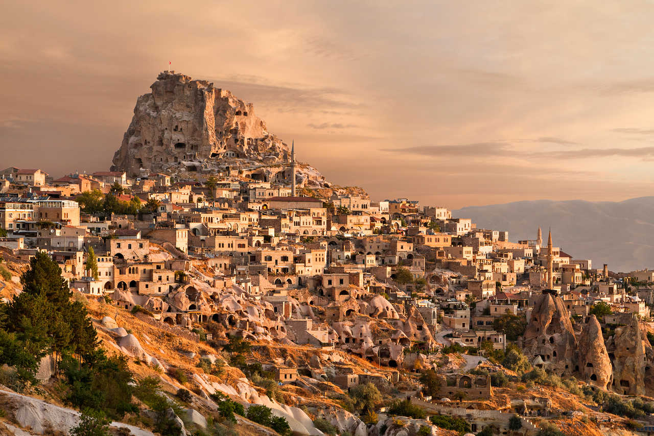 Ville d'Uchisar au lever du soleil, Cappadoce en Turquie