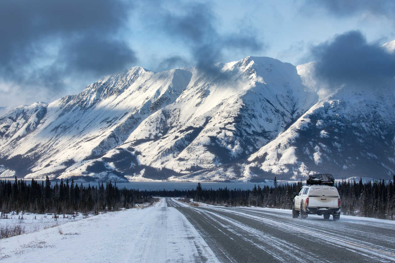 Voiture sur l'Alaska Highway