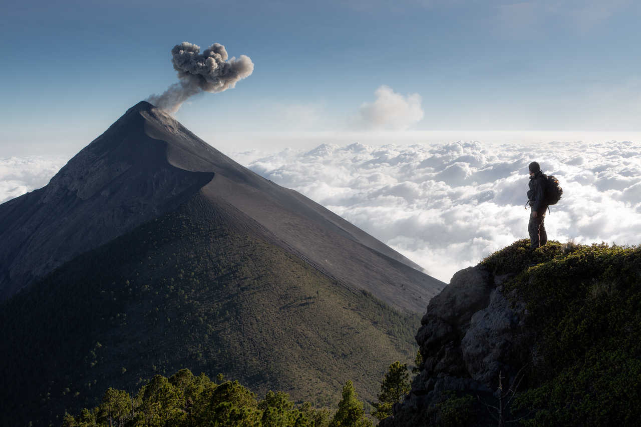 Volcan Fuego fumant depuis le volcan Acatenango au Guatemala