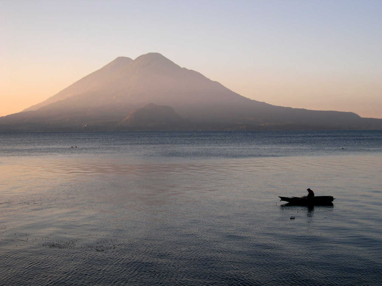 Volcan Toliman et pêcheur sur le lac Atitlán depuis Panajachel