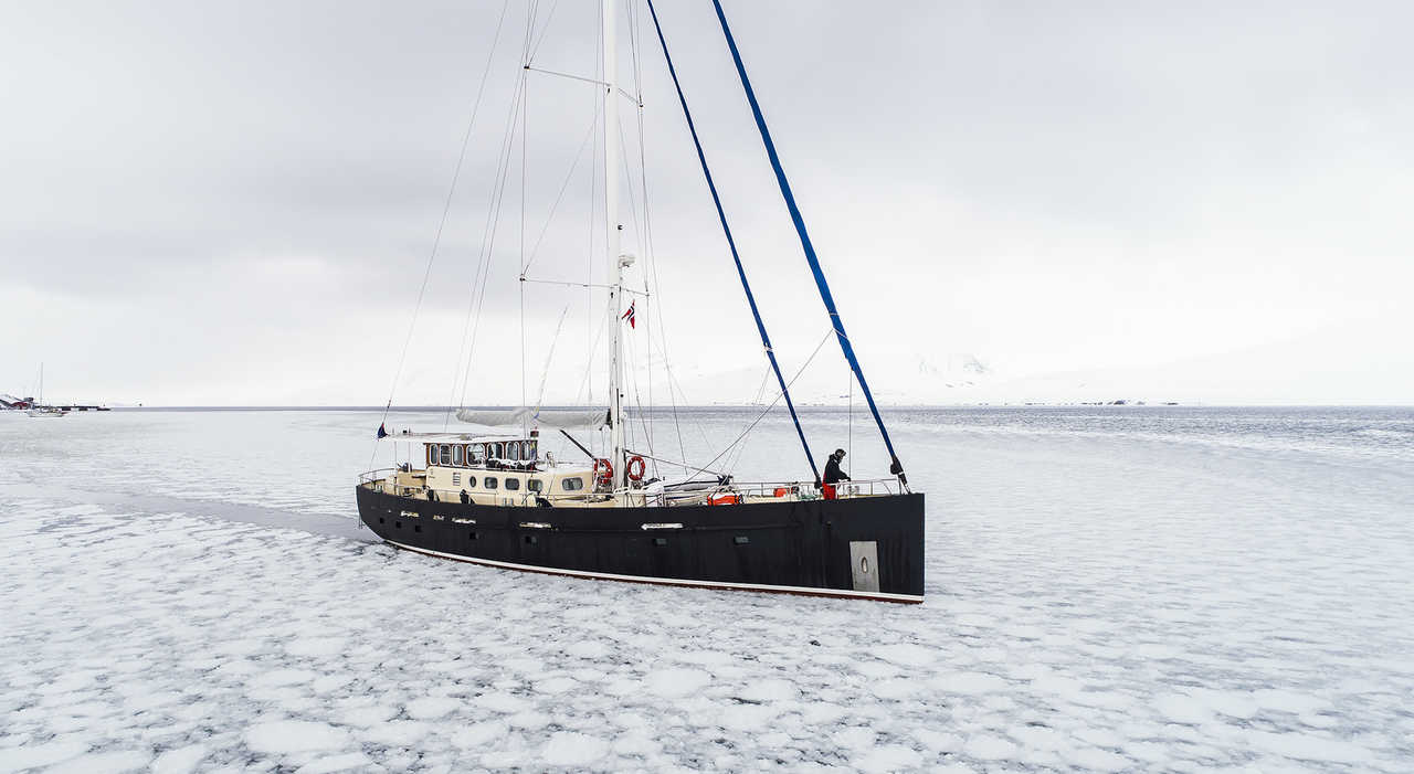 Photo du voilier valiente dans les glaces