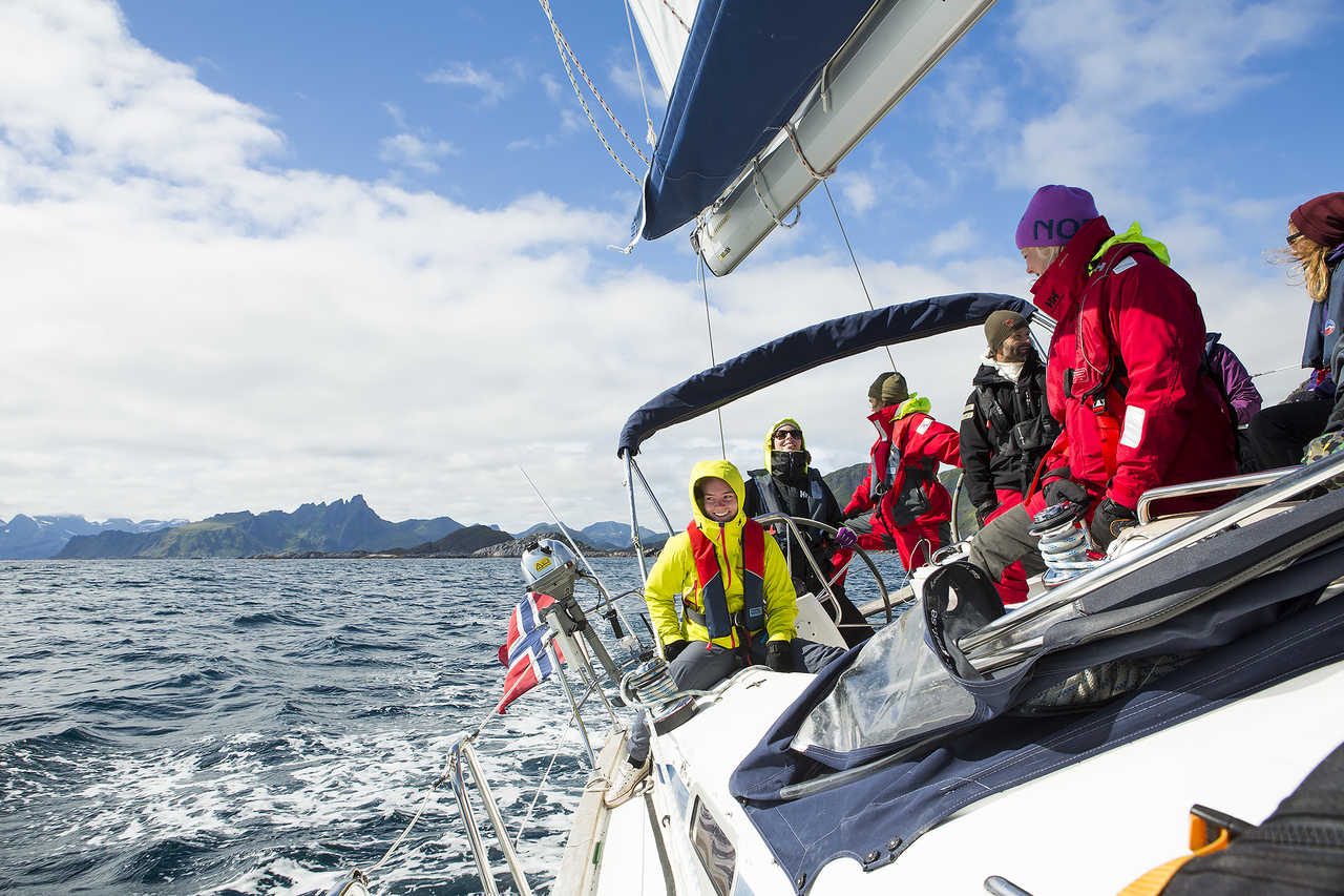 Navigation à bord d'un voilier en Norvège
