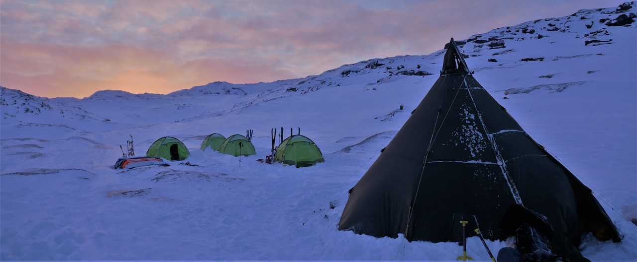 Voyage trek hiver en Arctique avec tentes