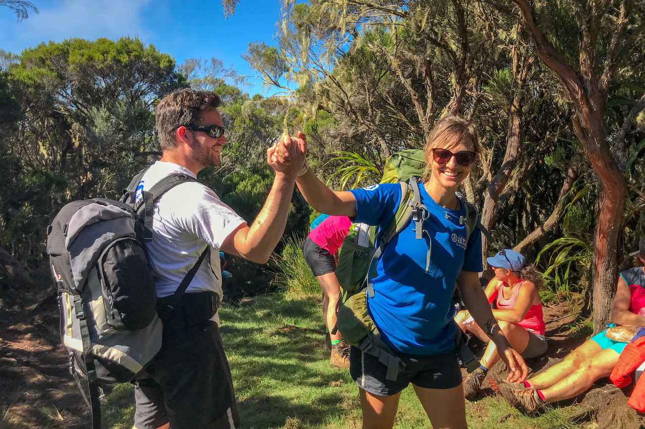 Voyageurs et guide heureux à la Réunion