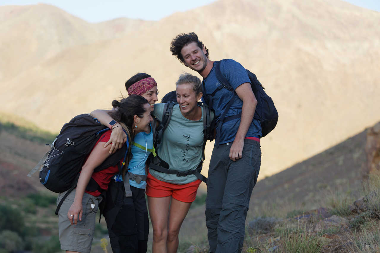 Voyageurs heureux dans le Haut Atlas maroccain