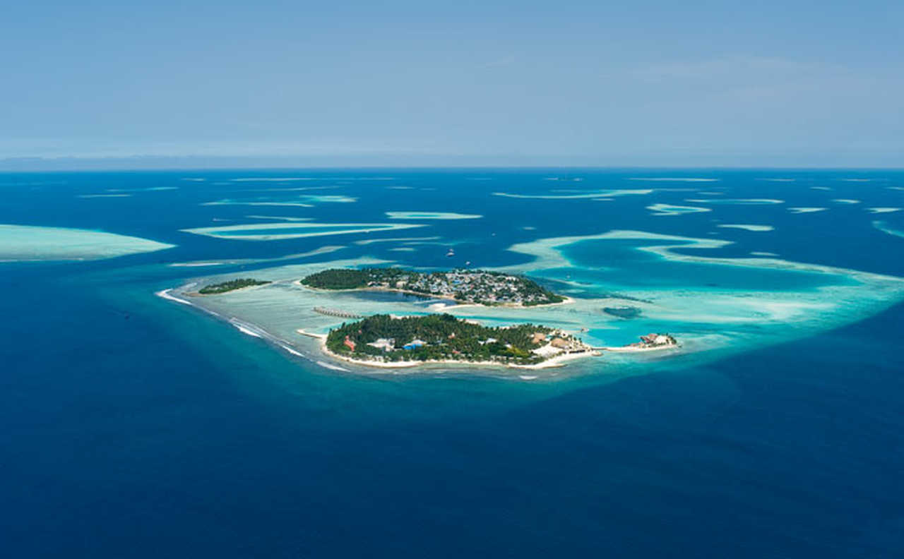 Vue-aérienne-d-un-atoll-aux-Maldives