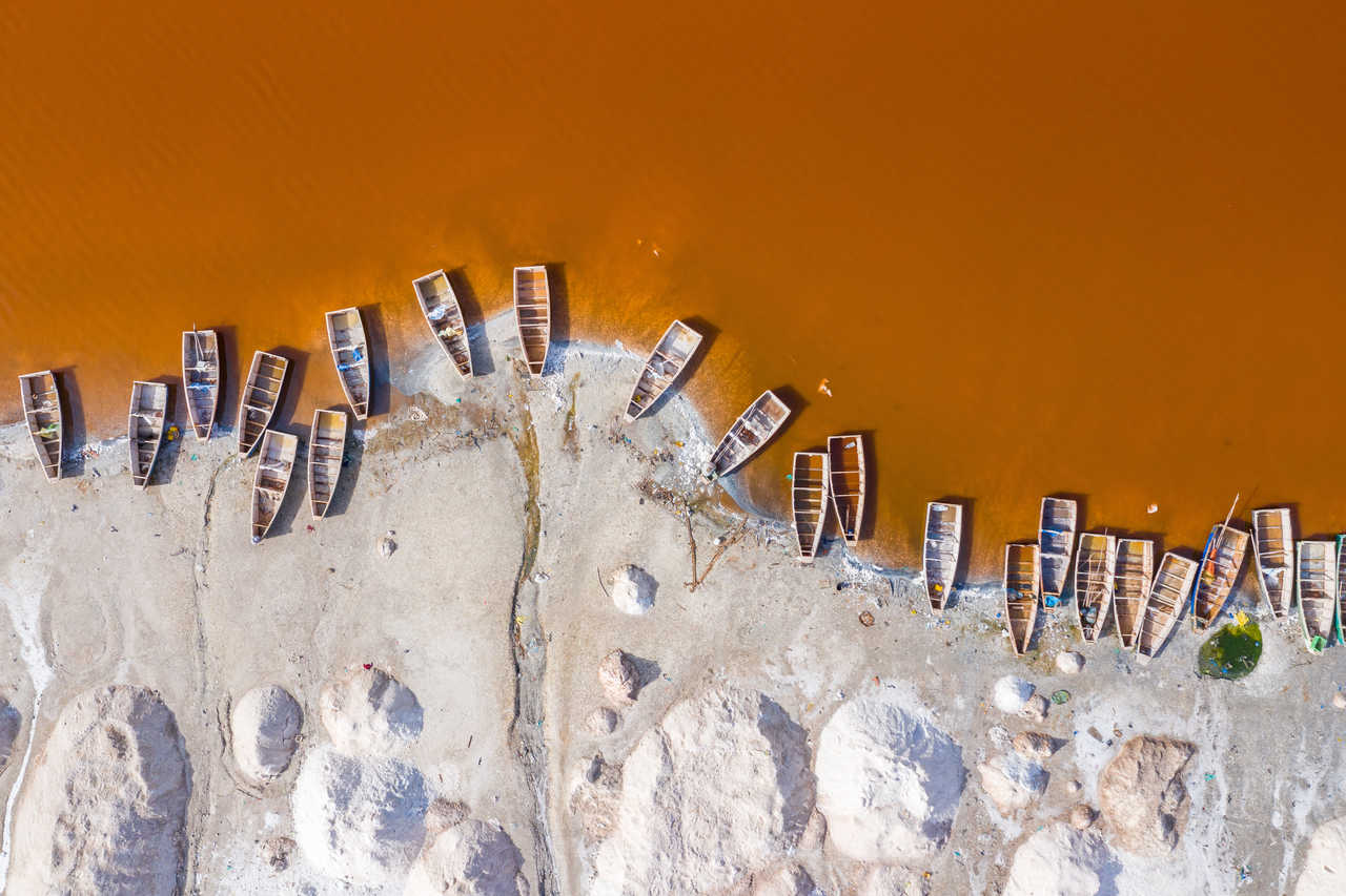 vue aerienne de barques au bord du lac rose au Sénégal