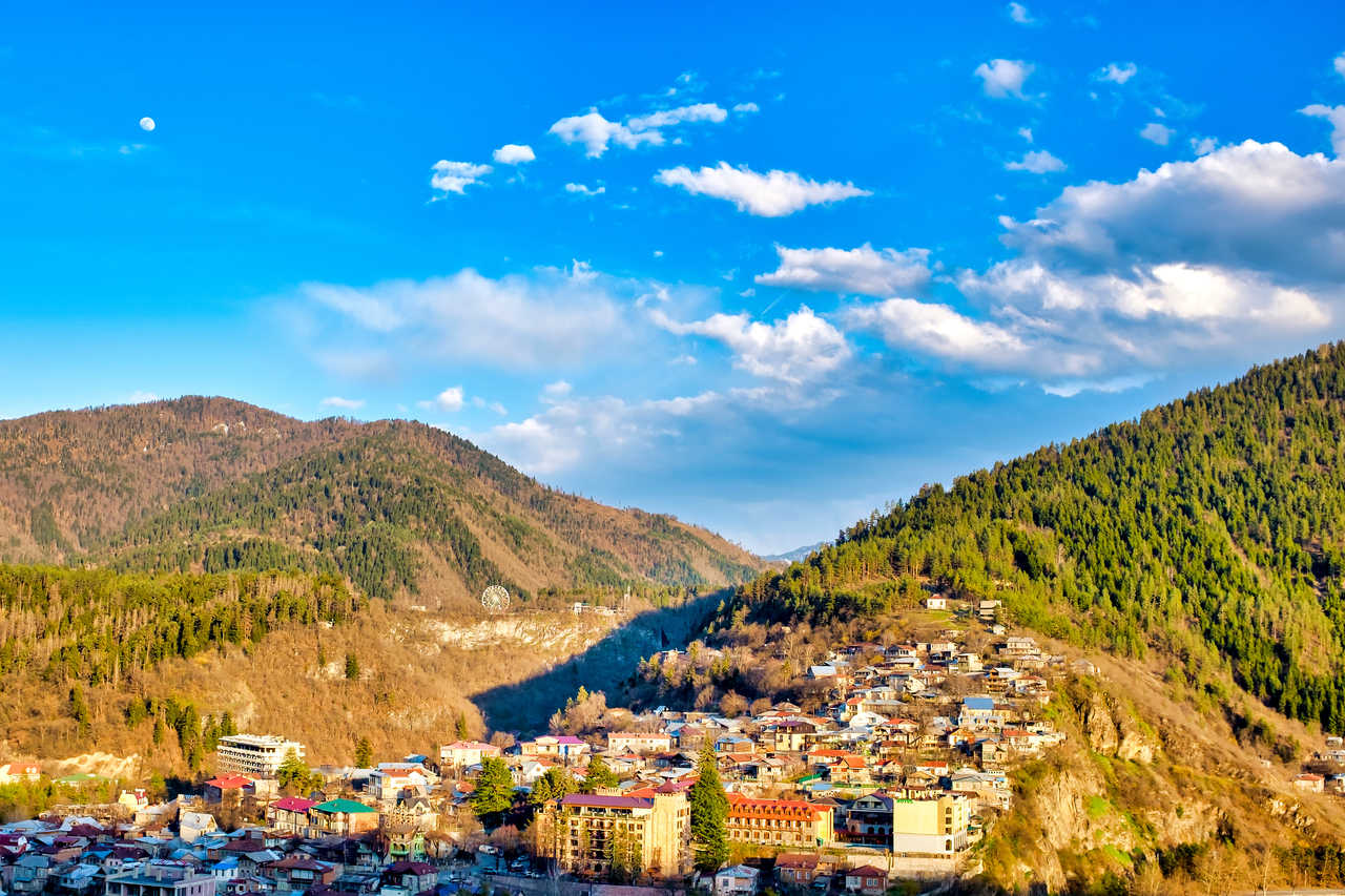 vue aérienne de Borjomi en Géorgie