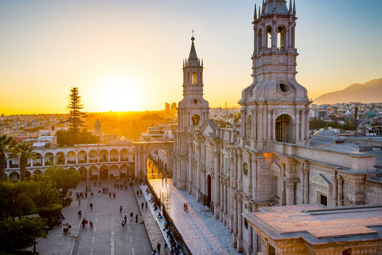 Vue aérienne de la Place d'Armes et de la Cathédrale d'Arequipa au coucher du soleil, Pérou.