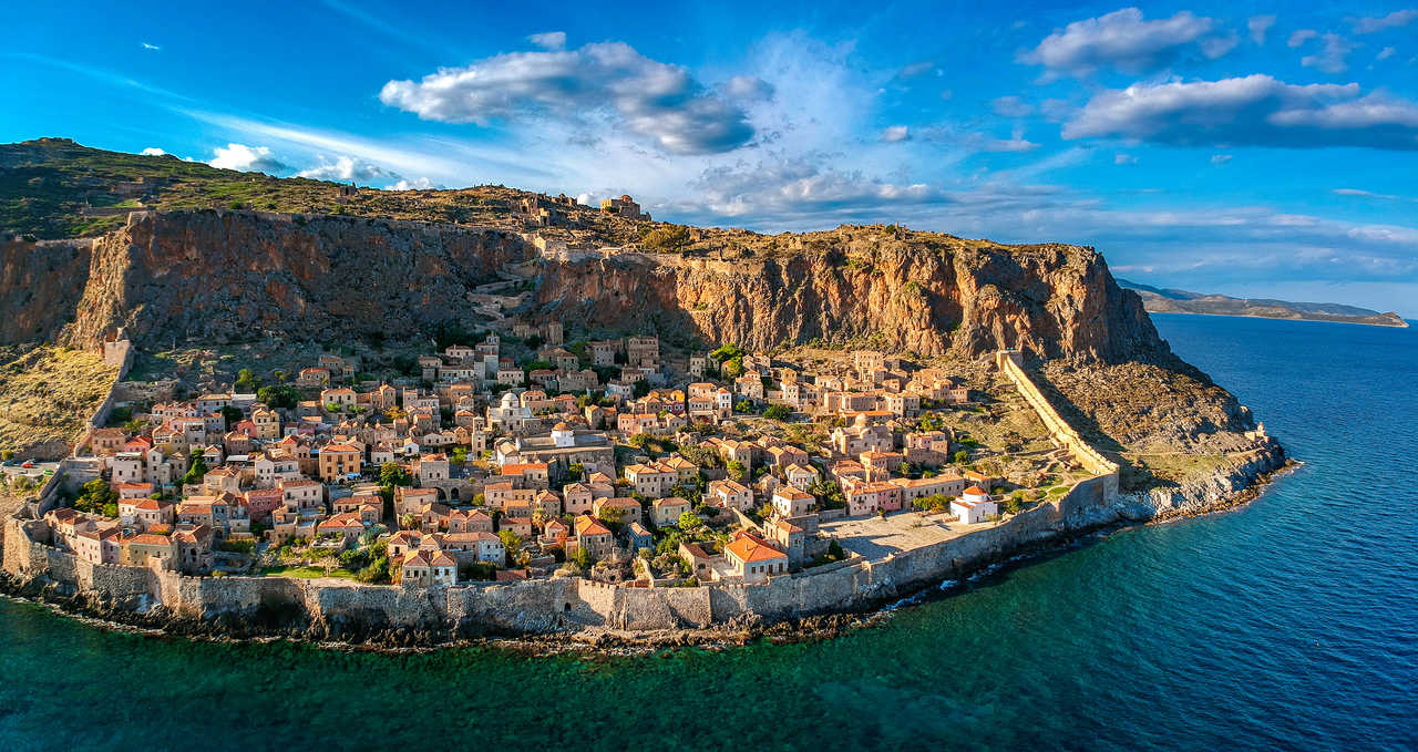 Vue aérienne de la vieille ville fortifiée médiévale de Monemvasia, Grèce.